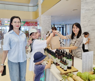 Bình Dị Để Yêu – Khi bức tranh trở thành nhịp cầu tri ân phụ nữ Việt